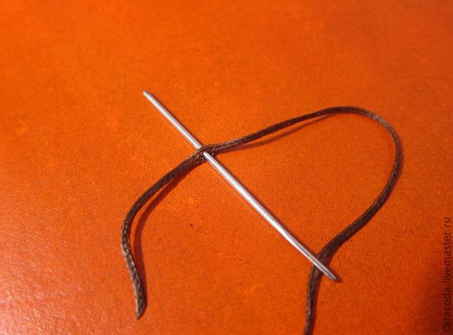 протыкаем иголкой нитку на расстоянии 3-4см от кончика